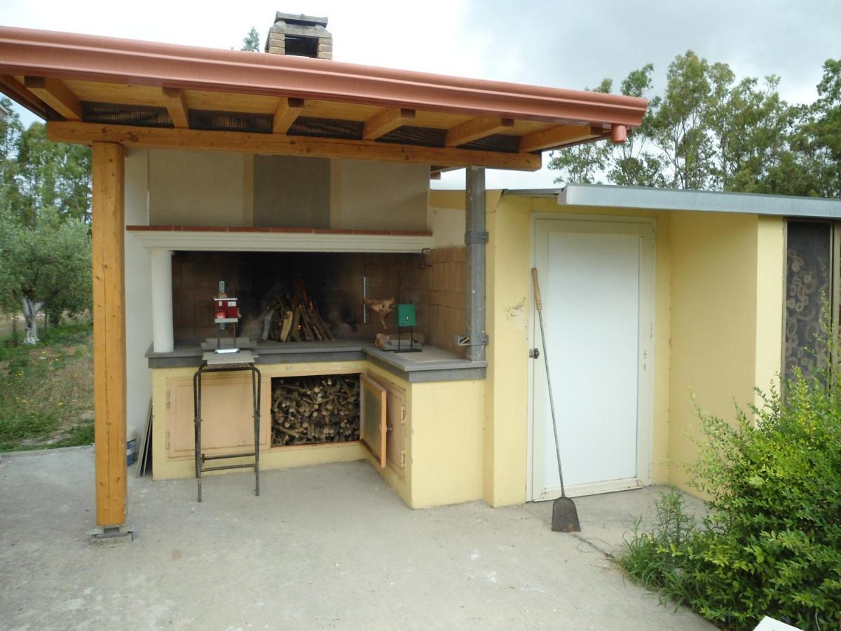 Tra Mare E Monti Apartman Santa Giusta Kültér fotó
