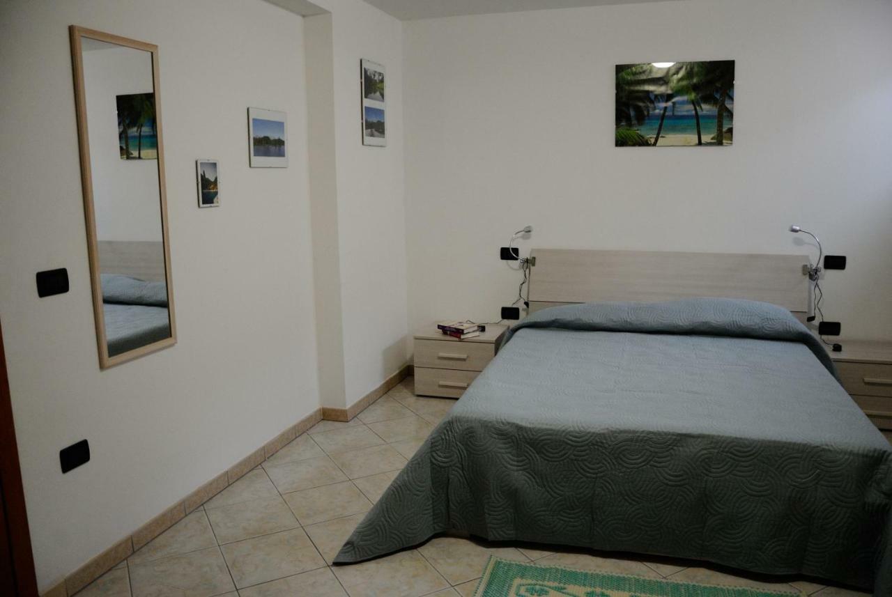 Tra Mare E Monti Apartman Santa Giusta Kültér fotó