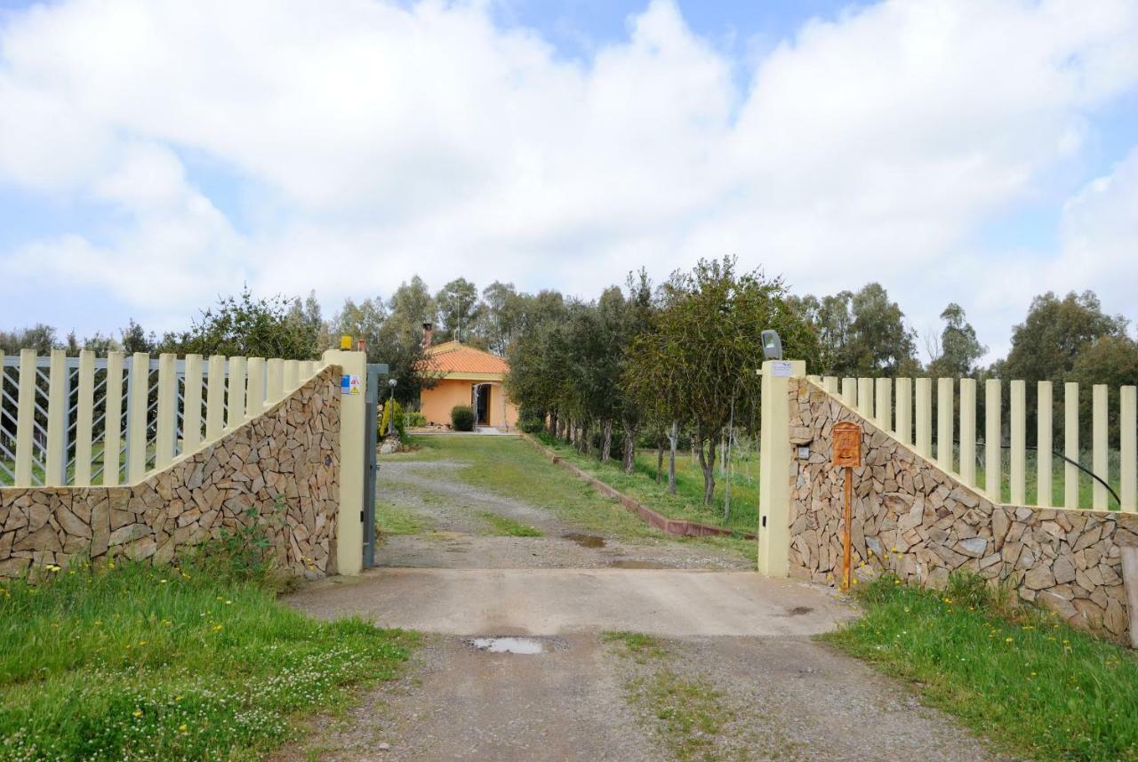 Tra Mare E Monti Apartman Santa Giusta Kültér fotó