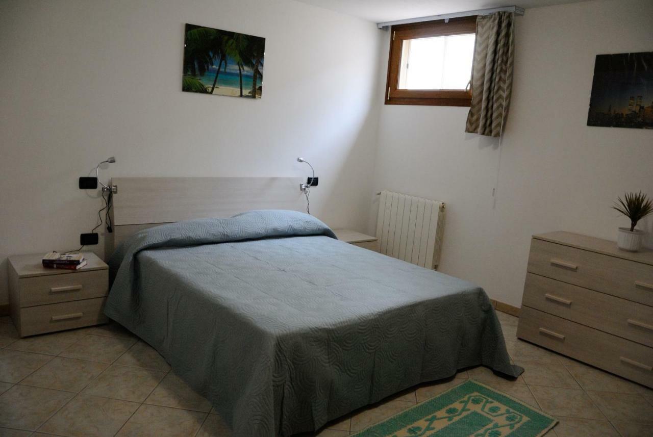 Tra Mare E Monti Apartman Santa Giusta Kültér fotó