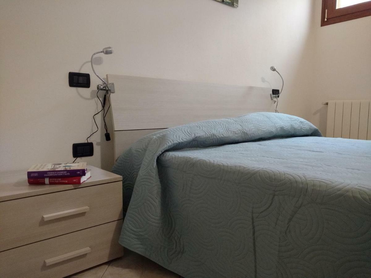 Tra Mare E Monti Apartman Santa Giusta Kültér fotó