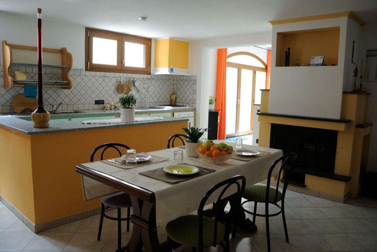 Tra Mare E Monti Apartman Santa Giusta Kültér fotó