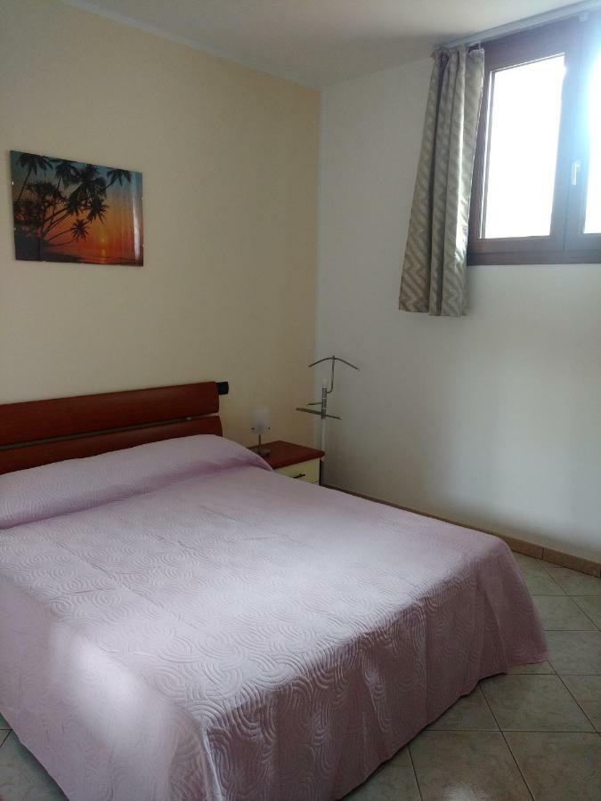 Tra Mare E Monti Apartman Santa Giusta Kültér fotó