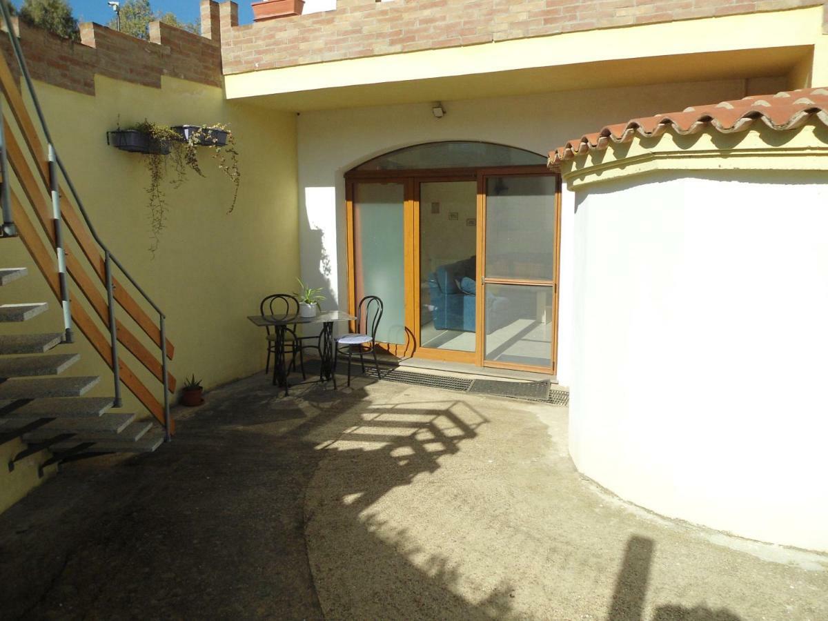Tra Mare E Monti Apartman Santa Giusta Kültér fotó