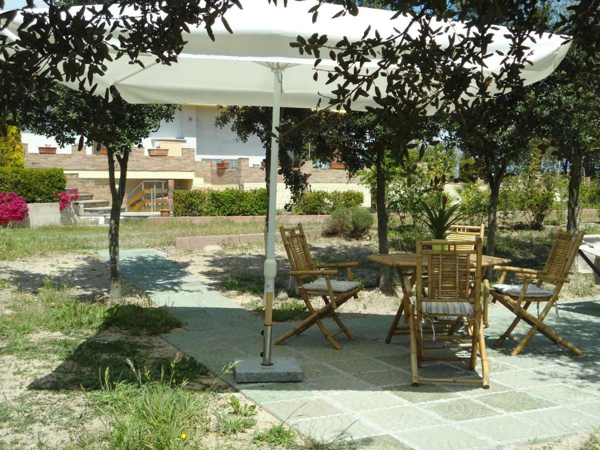 Tra Mare E Monti Apartman Santa Giusta Kültér fotó