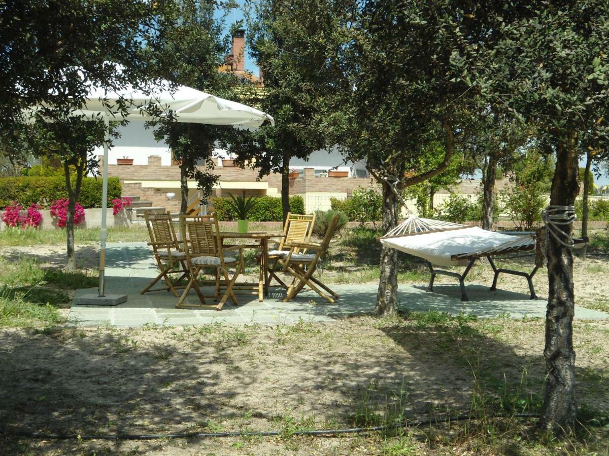 Tra Mare E Monti Apartman Santa Giusta Kültér fotó