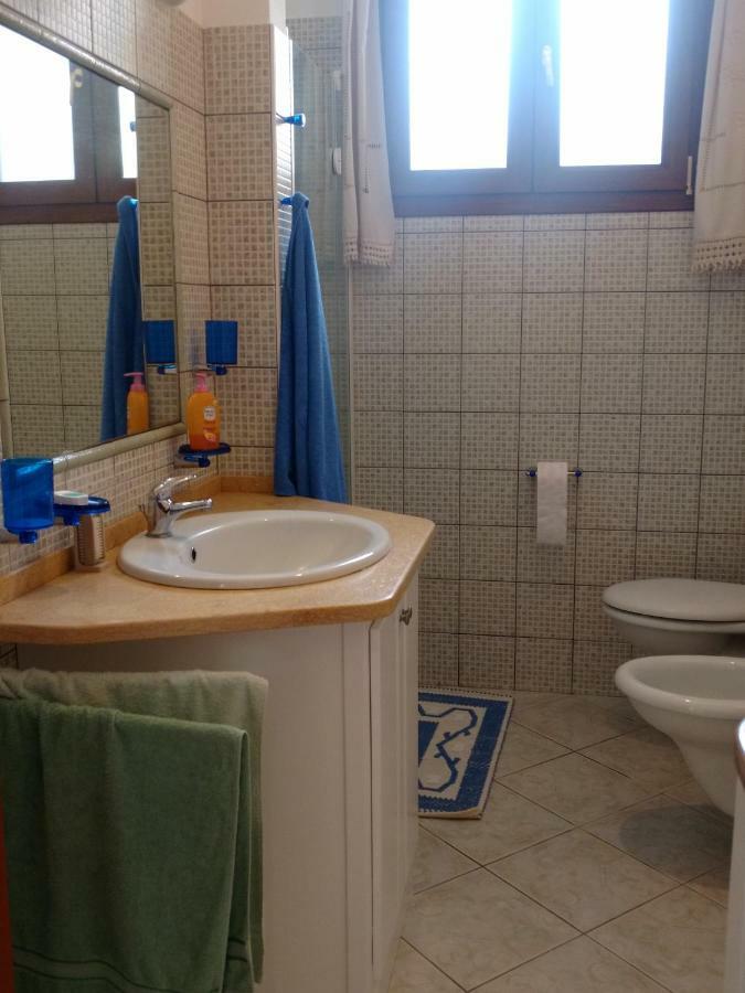 Tra Mare E Monti Apartman Santa Giusta Kültér fotó