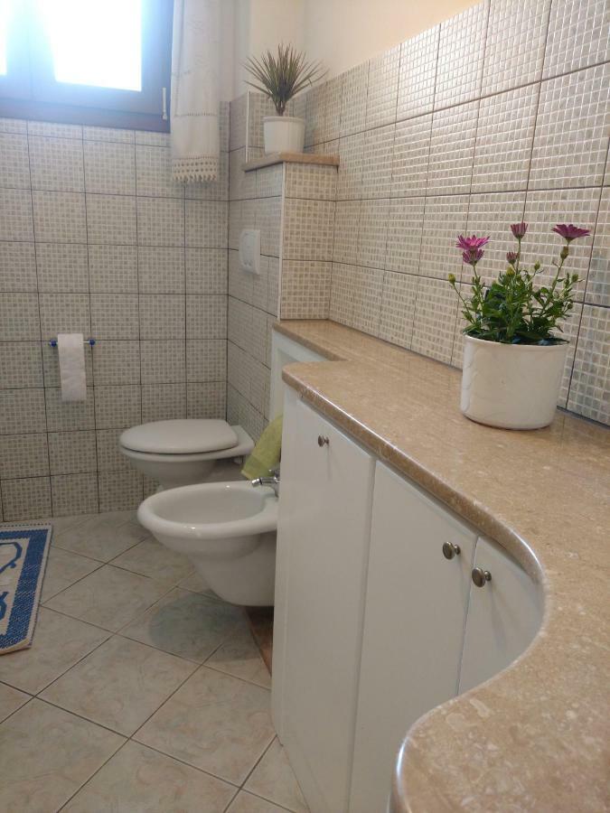 Tra Mare E Monti Apartman Santa Giusta Kültér fotó
